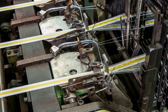 Double-needle weaving system